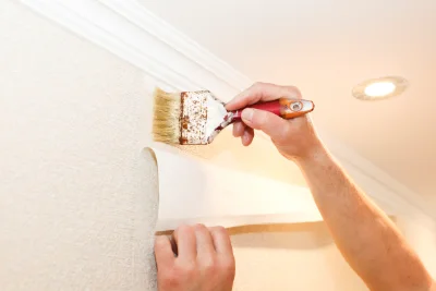 Pose de papier peint au Chêne — revêtements muraux et toiles de verre